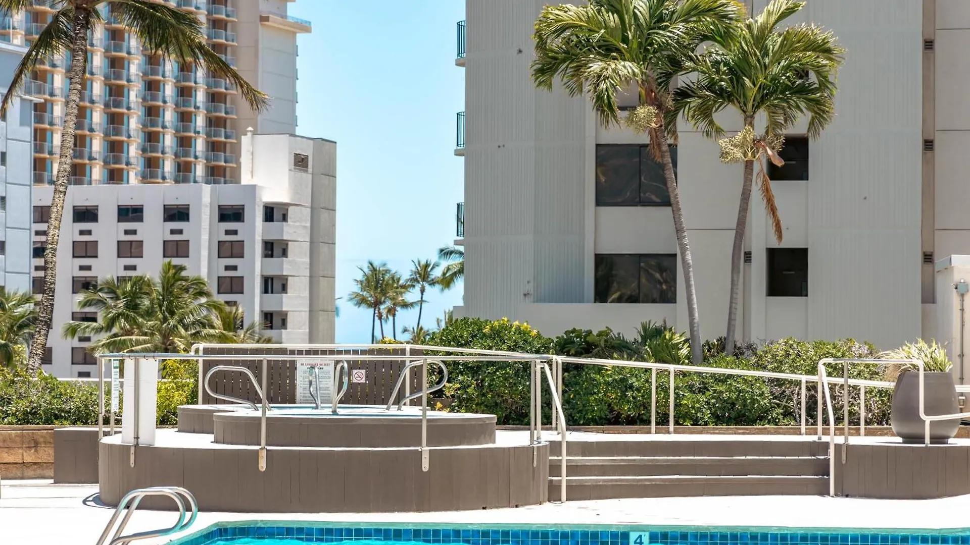 Beautiful Ocean And Diamond Head Views With Parking Apartment Honolulu